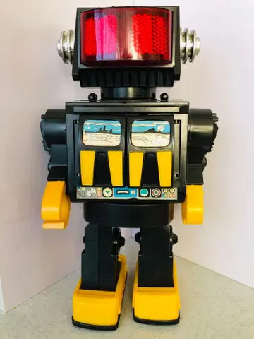 오래된 잡화점의 특대형 로봇