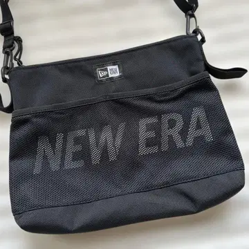 NEW ERA 메쉬 숄더백 블랙