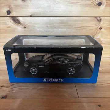 1/18 AUTOart ASTON MARTIN V12 Vantage