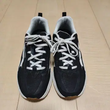 SKECHERS 블랙/화이트 스니커즈