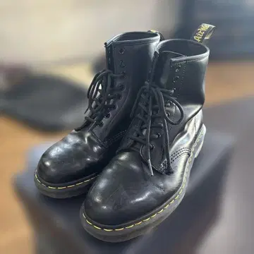 Dr. Martens 8홀 블랙 가죽 부츠