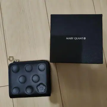 MARY QUANT 도트 엠보싱 지갑 접이식 지갑