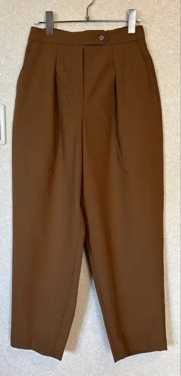 미사용 새상품 LUCA 브라운 턱 테이퍼드 팬츠 38 사이즈