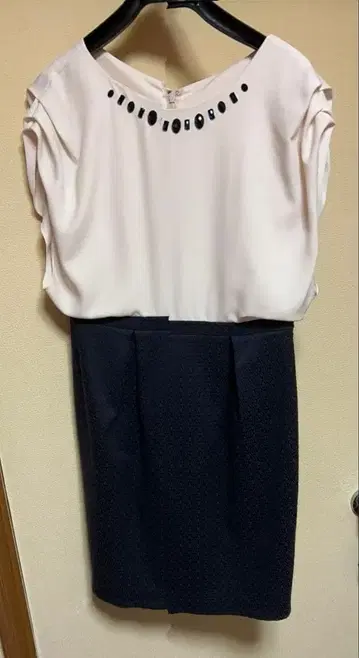 비쥬 장식 화이트 탑 네이비 스커트 드레스