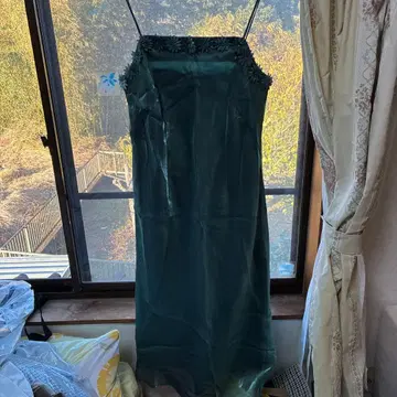 다크 그린 슬립 드레스 꽃 장식 포함