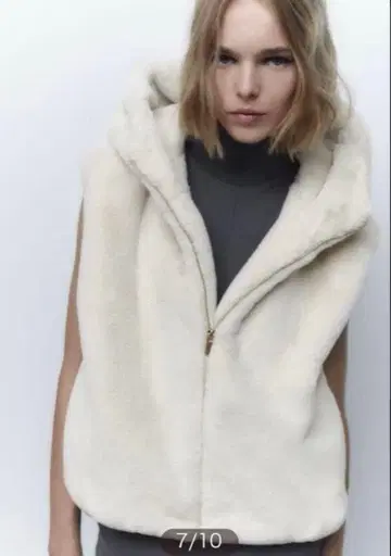 ZARA 후드 부착 인조 모피 화이트 베스트