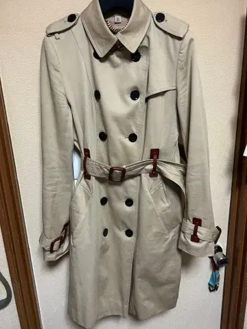 베이지 트렌치코트 적갈색 디테일