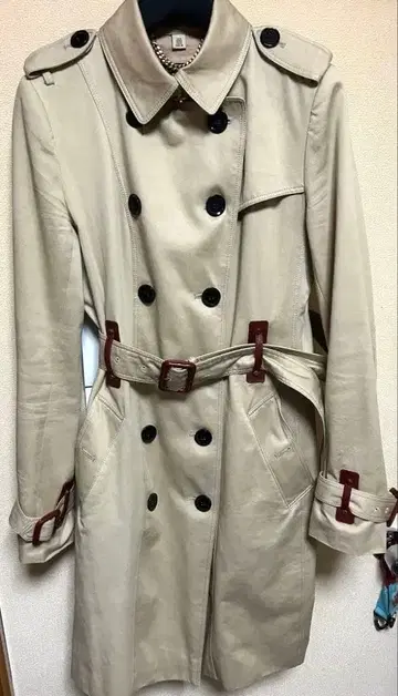 베이지 트렌치코트 적갈색 디테일