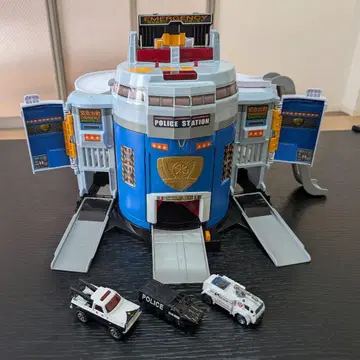 토미카 빙글빙글 변형! DX 폴리스 스테이션 순찰차 3대 포함 세트