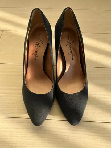 긴자 카네마츠 스웨이드 펌프스