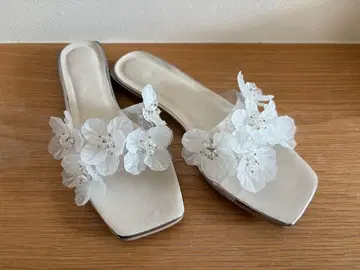 플라워 장식 화이트 샌들 낮은 힐