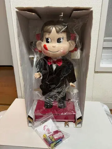 Dancing Peko 턱시도 인형