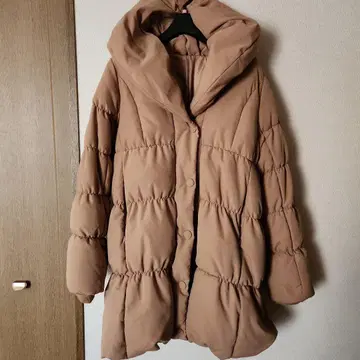 후드 부착 베이지 다운 자켓