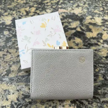 황궁 한정판 미사용 새상품 완판템 실버 가죽 접이식 지갑 박스 포함