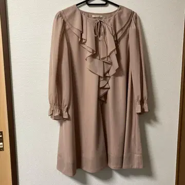 프릴이 달린 베이지 A라인 원피스