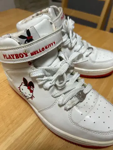 PLAYBOY HELLO KITTY 하이컷 스니커즈