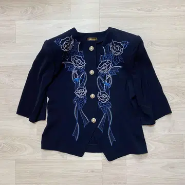[ 새상품급 ] 자수 x 펄 버튼 꽃무늬 7부 소매 노카라 자켓 M 상당