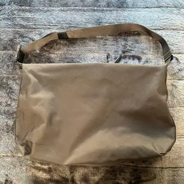 UNIQLO U 메신저 숄더백