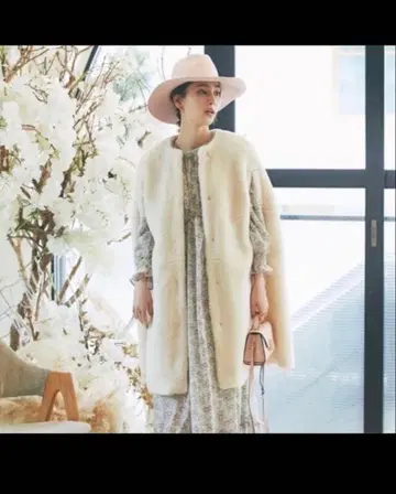 새상품급 세븐틴 퍼 케이프 코트 M