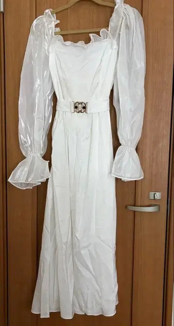 화이트 맥시 드레스 플레어 슬리브