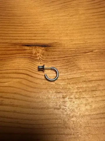 CAREERING 캐리어링 귀걸이 한쪽