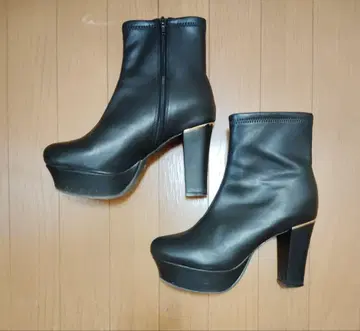 지퍼 달린 블랙 부티 하이힐