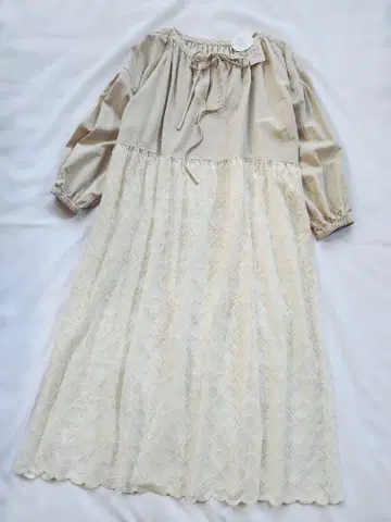 [ 새상품 ] 사만사 모스모스 오가닉 코튼 튤 자수 절개 원피스