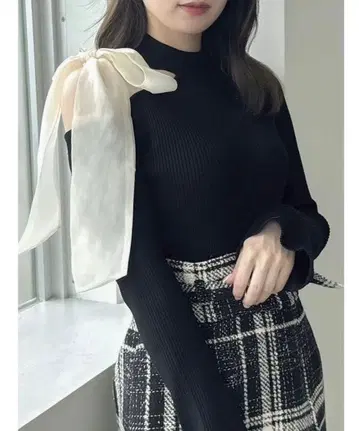 [ 새상품 택 포함 ] dazzlin 원숄더 리본 니트탑