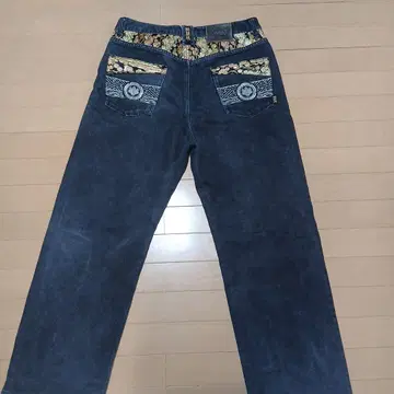 자수 장식 다크 블루 데님 팬츠