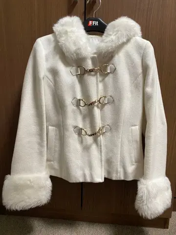 CECIL McBEE 퍼 달린 더플 코트 화이트