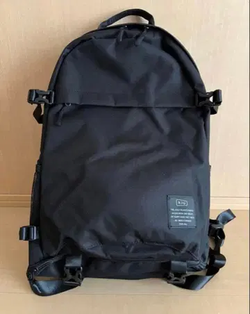 [미사용 새상품] KIU 백팩 블랙 나일론 중형 메쉬 포켓 부착