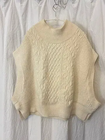 SENSE OF PLACE 아이보리 니트 베스트