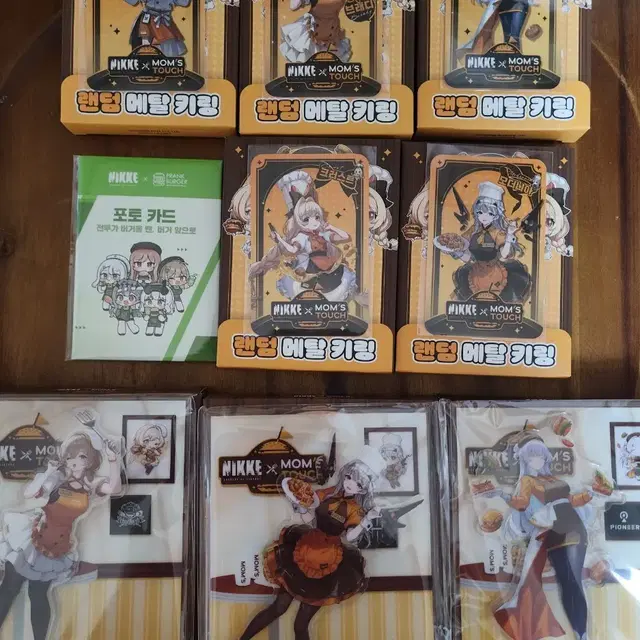 니케 맘스터치 콜라보 굿즈 아크릴 스탠드, 메탈키링