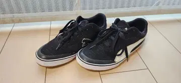 Puma 블랙 로우컷 스니커즈