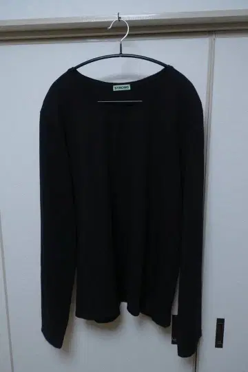 STRONG PACK TEE (BLACK) ours