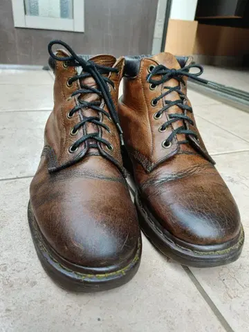 레어 ] Dr.Martens 닥터마틴 6홀 부츠 브라운