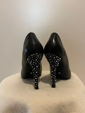 비쥬 포함 블랙 가죽 하이힐 claudina 힐 10cm