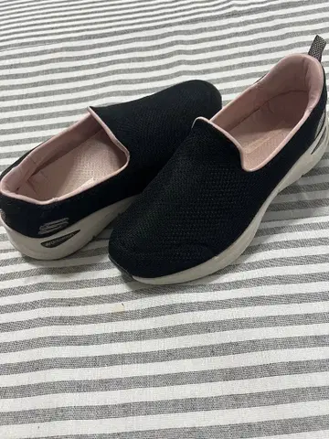 Skechers 블랙 슬립온 23.5cm