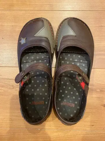 CAMPER 멜리제인 가죽 별 모양 모티브 브라운
