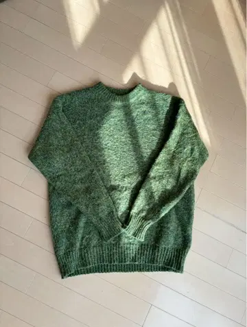 그린 계열 믹스 컬러 크루넥 니트