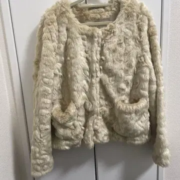 크림색 인조 모피 보아 자켓