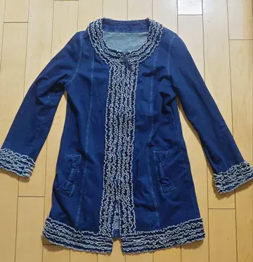 갤러리 비스콘티 프릴 옷깃과 리본 포켓 다크 데님 코트