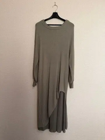 비대칭 니트 원피스 플리츠 카키
