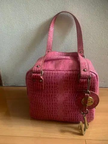 크로커다일풍 핑크 핸드백