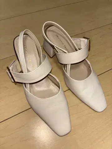 화이트 스퀘어토 백스트랩 펌프스