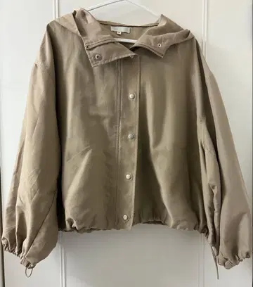 베이지 후드 부착 점퍼