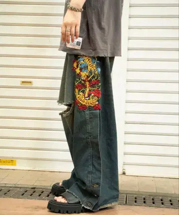 Tiger black denim pants 츄우카타베타이