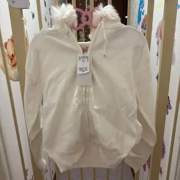 퍼 달린 화이트 후드티 M 사이즈