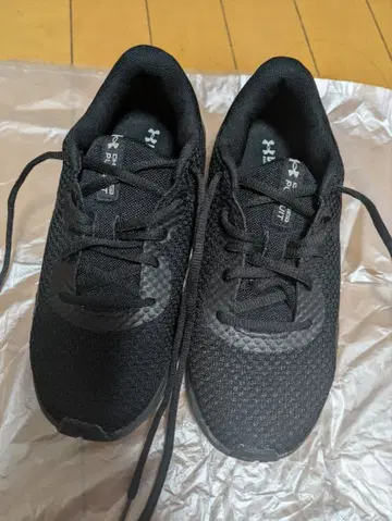 UNDER ARMOR 러닝화