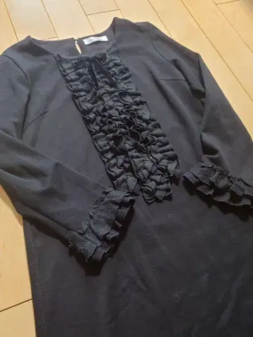 갤러리 비스콘티 프릴 긴팔 원피스 블랙